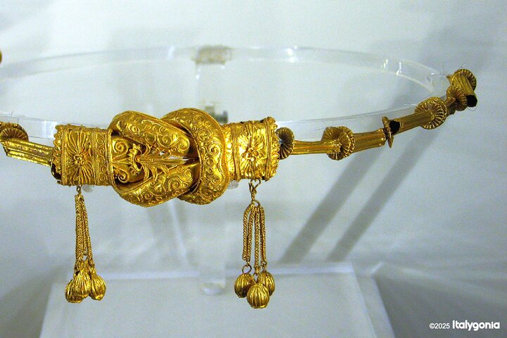 Tour al MarTa, il museo archeologico di Taranto: eccezionali manufatti d'oro davvero notevoli
