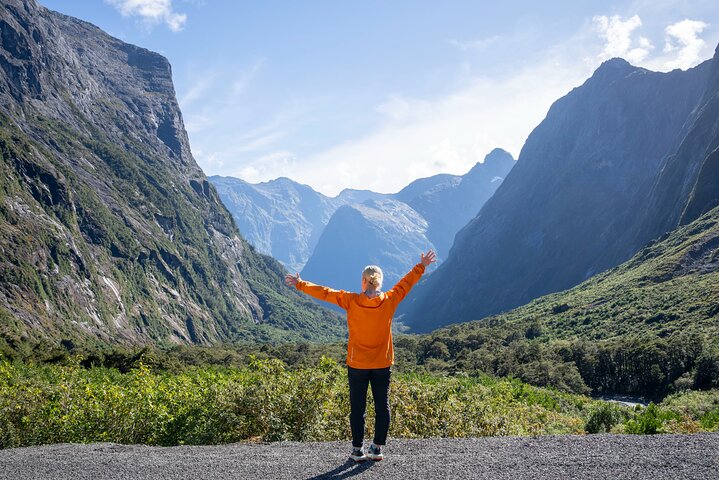 Tour di Milford Sound di un'intera giornata con crociera e passeggiate da Te Anau