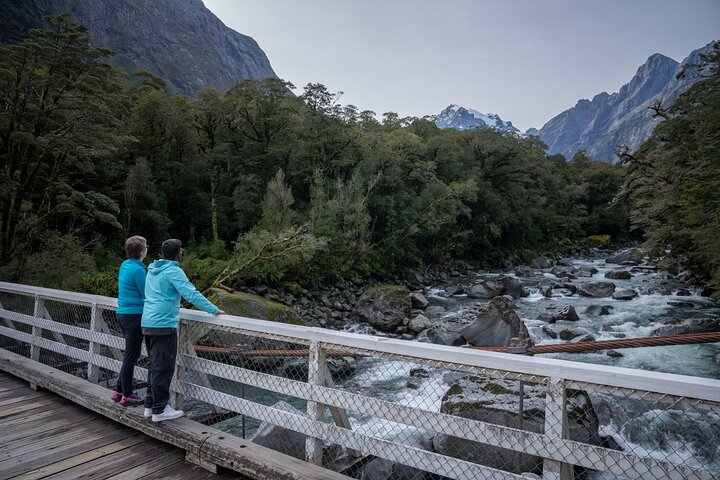 Tour di Milford Sound di un'intera giornata con crociera e passeggiate da Te Anau