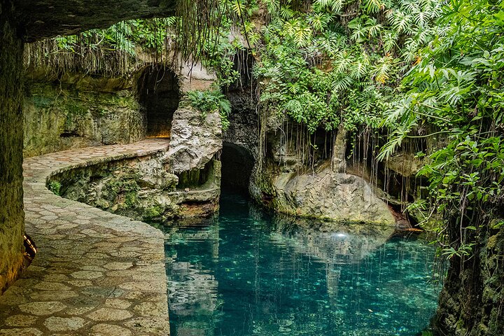 Uxmal, Hacienda Mucuyché, Cenotes y Auténtica Cocina Yucateca