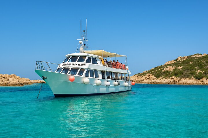 Olbia: Båttur til Maddalena-øygruppen + transport inkludert