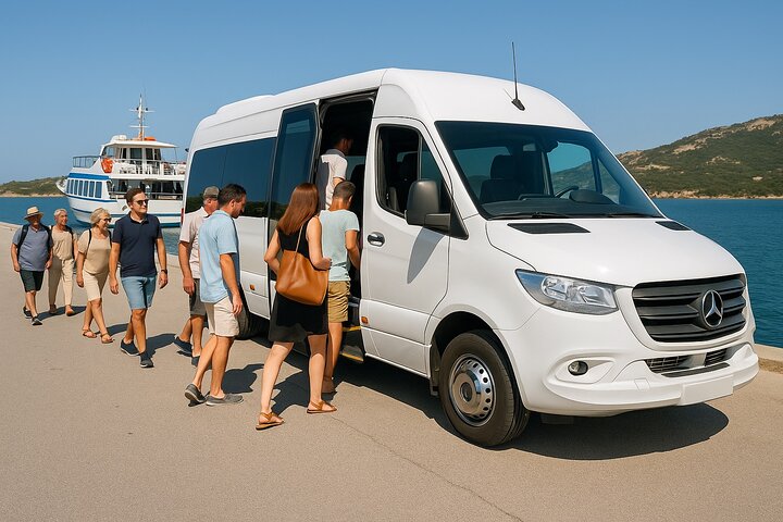 Olbia: Båttur til Maddalena-øygruppen + transport inkludert