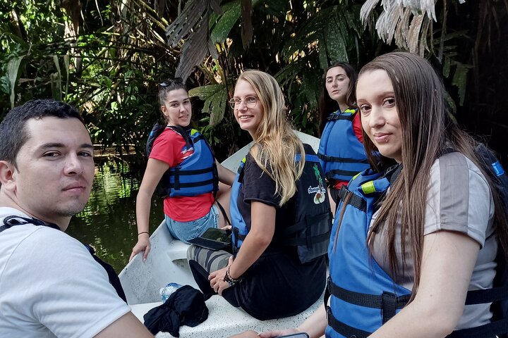 Tortuguero-Tour auf den Kanälen im Kanu mit Elektromotor