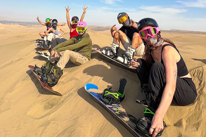 De ultieme sandboard- en sandski-ervaring, zonsondergang, buggy en kampvuur!