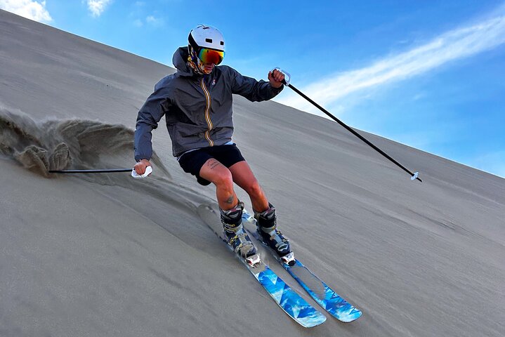 De ultieme sandboard- en sandski-ervaring, zonsondergang, buggy en kampvuur!