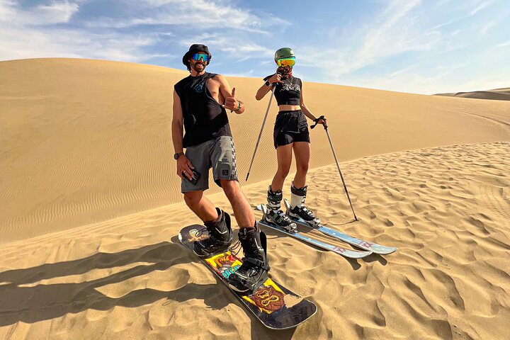 De ultieme sandboard- en sandski-ervaring, zonsondergang, buggy en kampvuur!