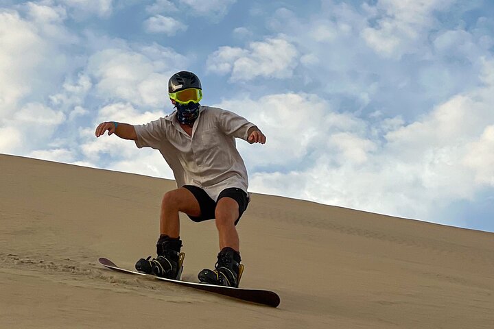 De ultieme sandboard- en sandski-ervaring, zonsondergang, buggy en kampvuur!
