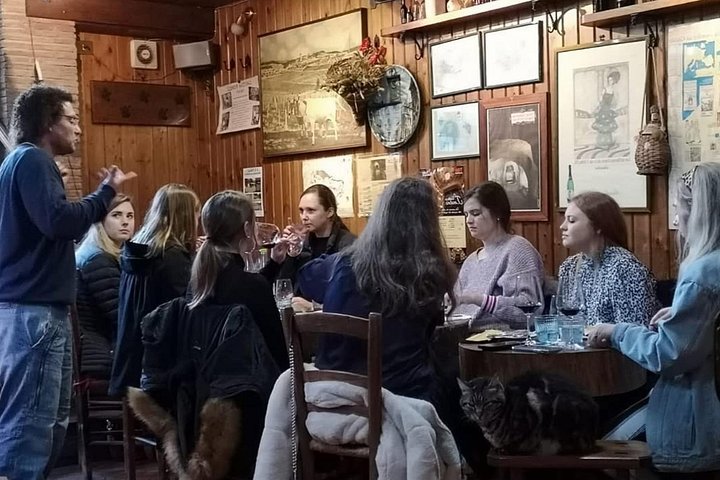 Vinsmagning med mad og Tufa kælder besøg i Orvieto