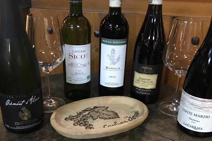 Vinsmagning med mad og Tufa kælder besøg i Orvieto