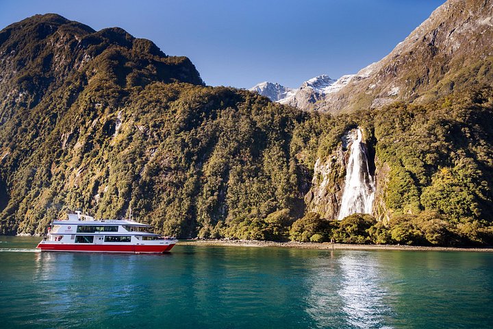 Milford Sound Nature Cruise mit Captain's VIP Lounge