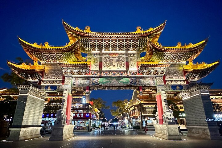Stone Forest + Pato asado de Yiliang + Tour privado por la ciudad de Kunming