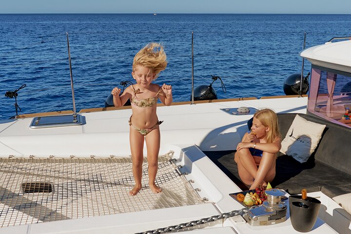 Heraklion : Dia Crociera in catamarano Mediterranea Pasto e divertimento acquatico