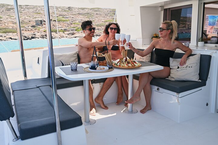 Heraklion : Dia Crociera in catamarano Mediterranea Pasto e divertimento acquatico