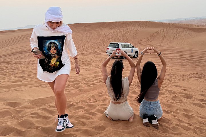 Dubai 4-timmars safari i röda öknen, kamelridning, sandboarding och falk