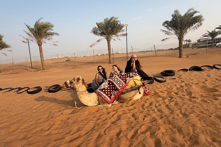 Dubai 4-timmars safari i röda öknen, kamelridning, sandboarding och falk