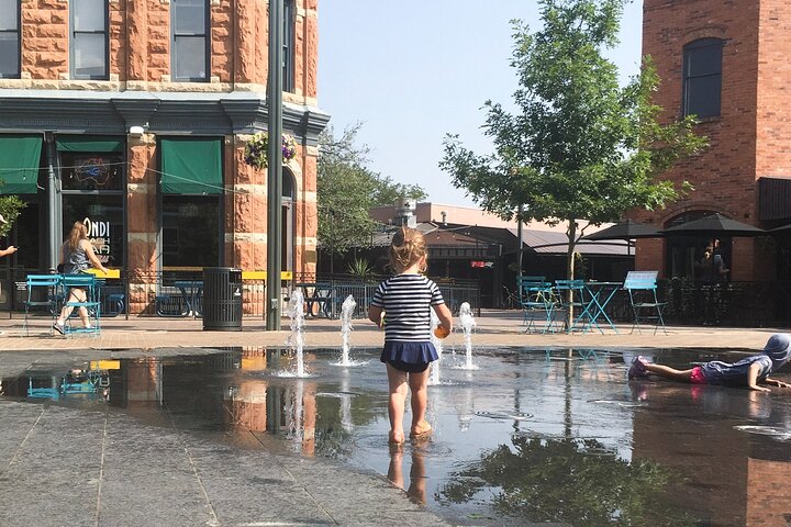 El casco antiguo de Fort Collins y la ciudad del distrito del río juego