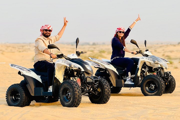 Safari dans le désert Abu Dhabi avec quad, dîner barbecue et balade à dos de chameau