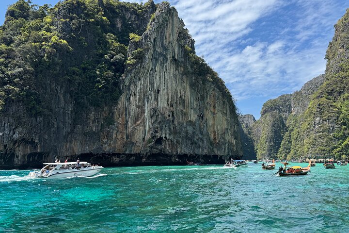 Phi Phi Islands & Maya Bay Day Trip from Phuket with Buffet Lunch