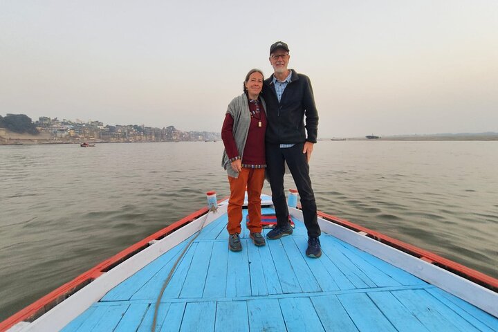 Paseo en barco por Varanasi Sunrise con tour a pie