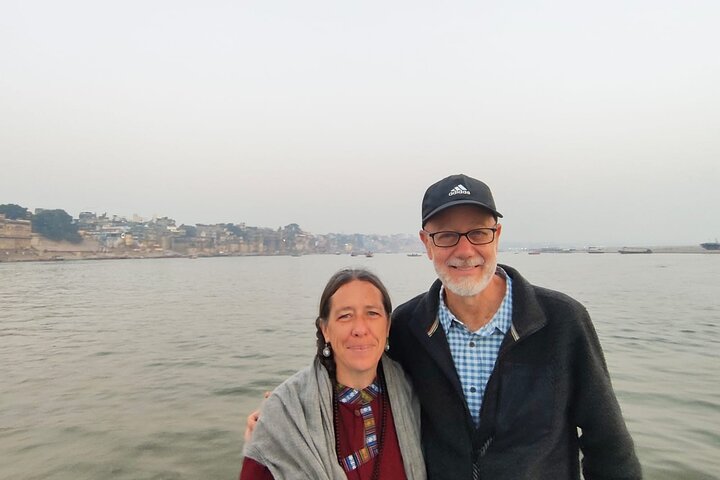 Paseo en barco por Varanasi Sunrise con tour a pie