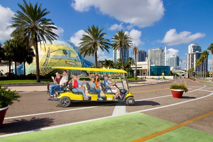 Geführte Besichtigungstour durch St. Pete im Deluxe-Golfwagen mit Straßenzulassung