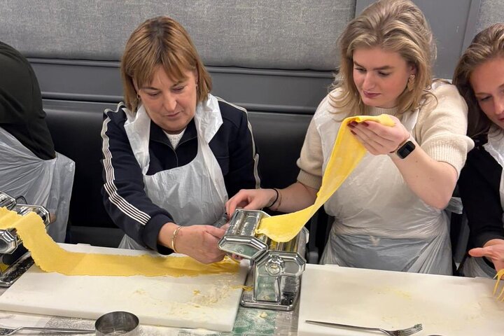 Bologna: Pasta en Tiramisu Kleine Groep Kookles met Wijn