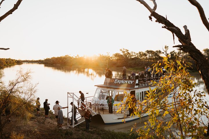 Crucero al atardecer Drover's con cena y espectáculo Smithy's en Longreach