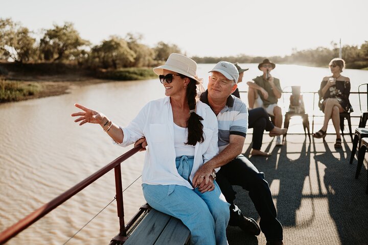 Crucero al atardecer Drover's con cena y espectáculo Smithy's en Longreach