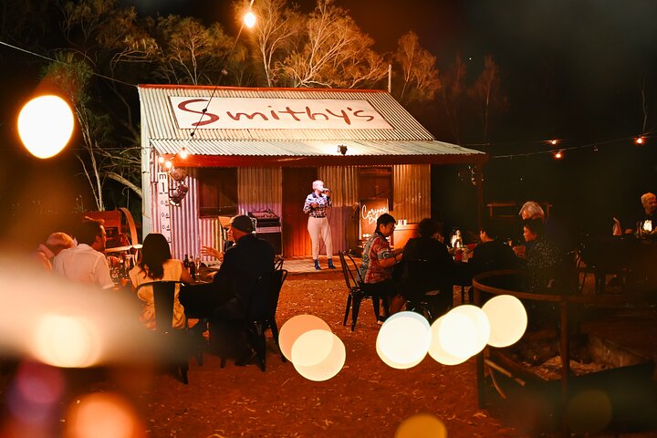 Crucero al atardecer Drover's con cena y espectáculo Smithy's en Longreach