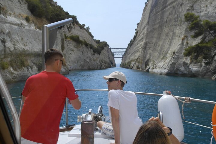 Corinth Canal Cruises Passage By St Andreas Barca con fondo in vetro