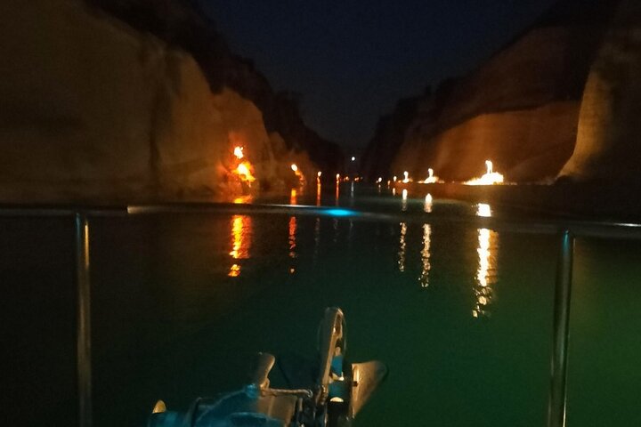 Corinth Canal Cruises Passage By St Andreas Barca con fondo in vetro