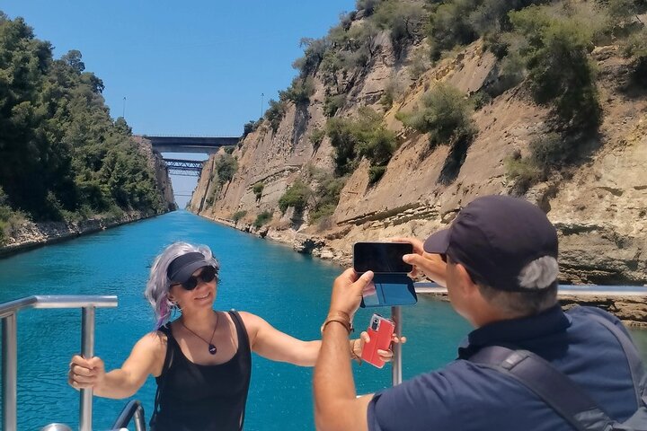 Corinth Canal Cruises Passage By St Andreas Barca con fondo in vetro