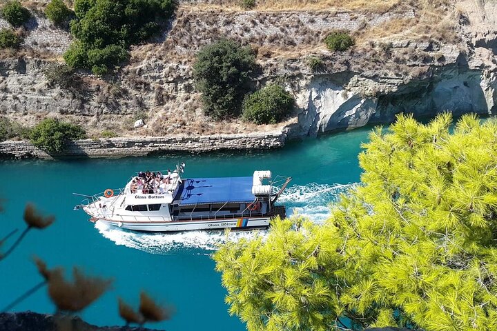 Corinth Canal Cruises Passage By St Andreas Barca con fondo in vetro