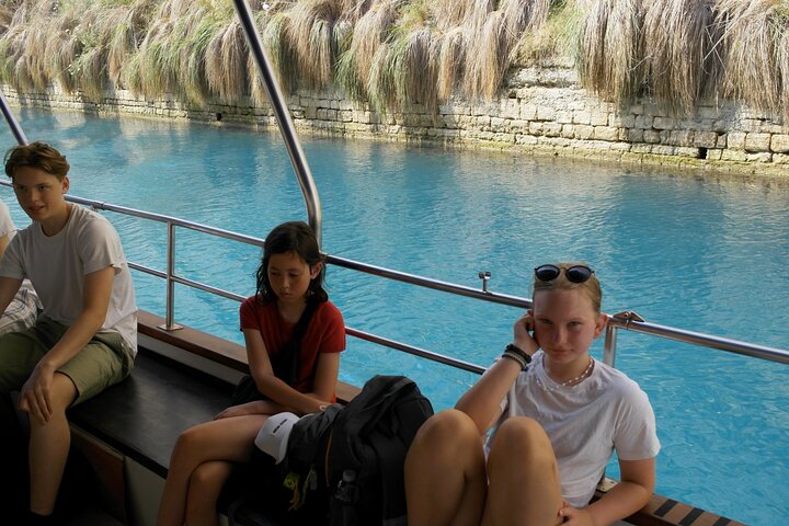 Corinth Canal Cruises Passage By St Andreas Barca con fondo in vetro