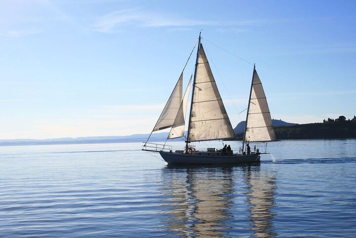 Soirée Eco Sailing Adventure à Māori Rock Carvings Lac Taupō