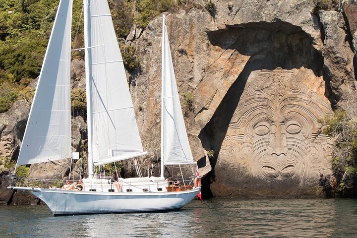 Eco Sailing Tour till Maori hällristningar på Lake Taupo