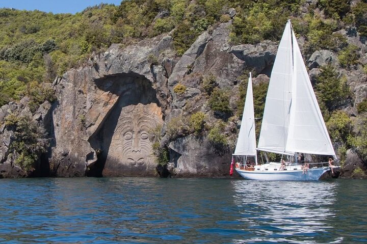 Eco Sailing Tour till Maori hällristningar på Lake Taupo