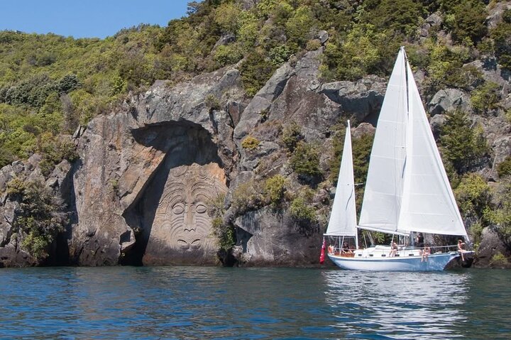 Soirée Eco Sailing Adventure à Māori Rock Carvings Lac Taupō