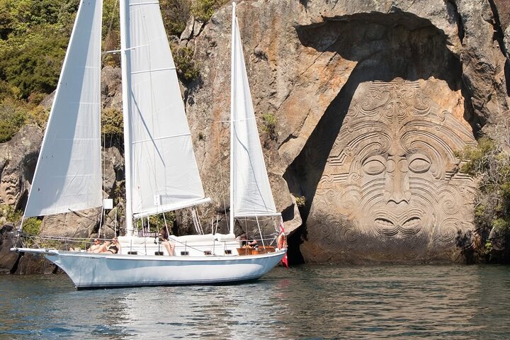 Soirée Eco Sailing Adventure à Māori Rock Carvings Lac Taupō