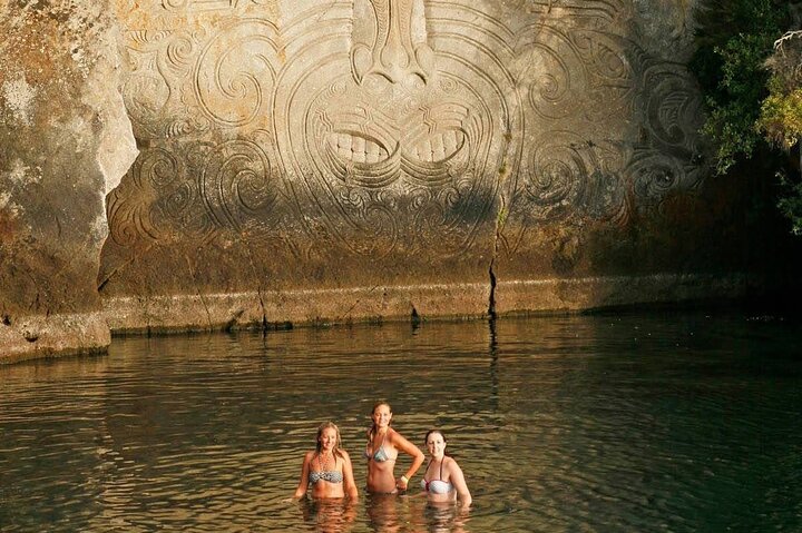 Soirée Eco Sailing Adventure à Māori Rock Carvings Lac Taupō