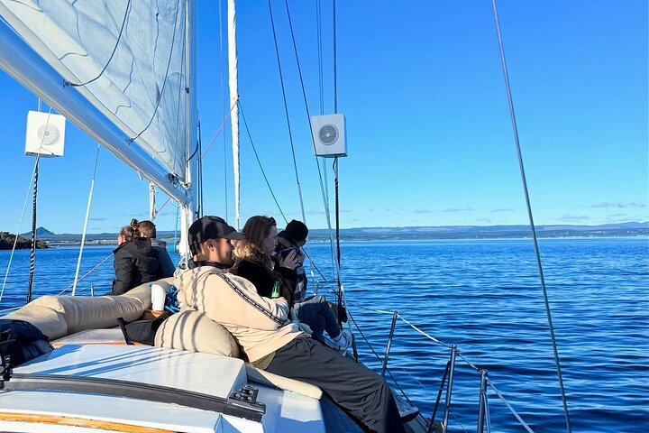 Soirée Eco Sailing Adventure à Māori Rock Carvings Lac Taupō