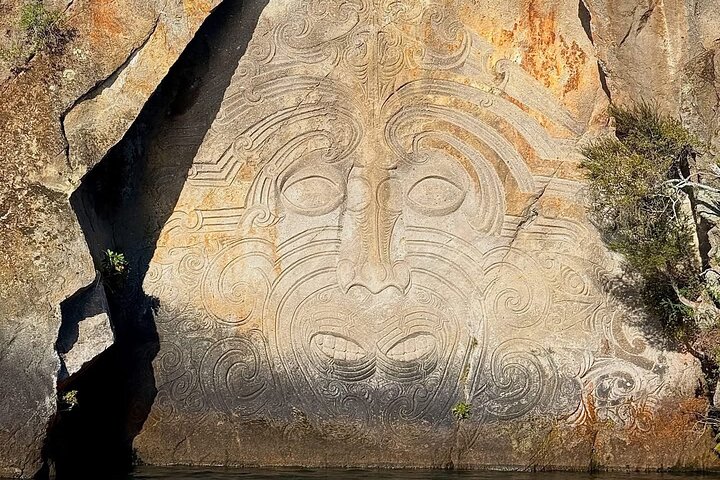 Soirée Eco Sailing Adventure à Māori Rock Carvings Lac Taupō