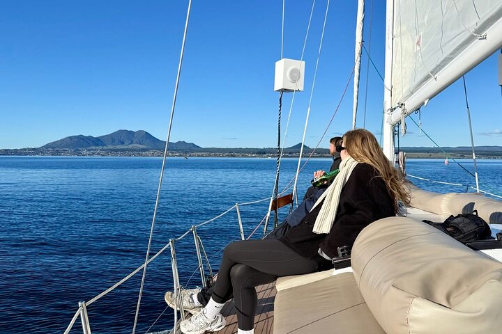 Soirée Eco Sailing Adventure à Māori Rock Carvings Lac Taupō