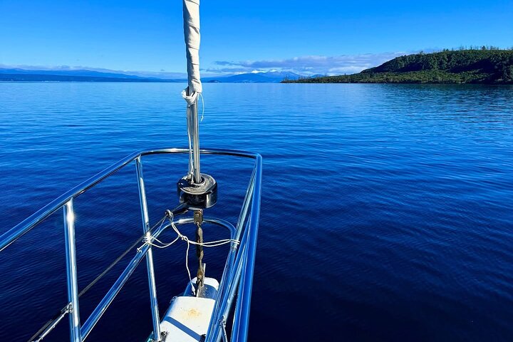 Soirée Eco Sailing Adventure à Māori Rock Carvings Lac Taupō