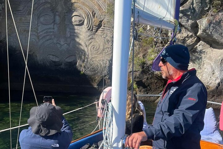 Soirée Eco Sailing Adventure à Māori Rock Carvings Lac Taupō