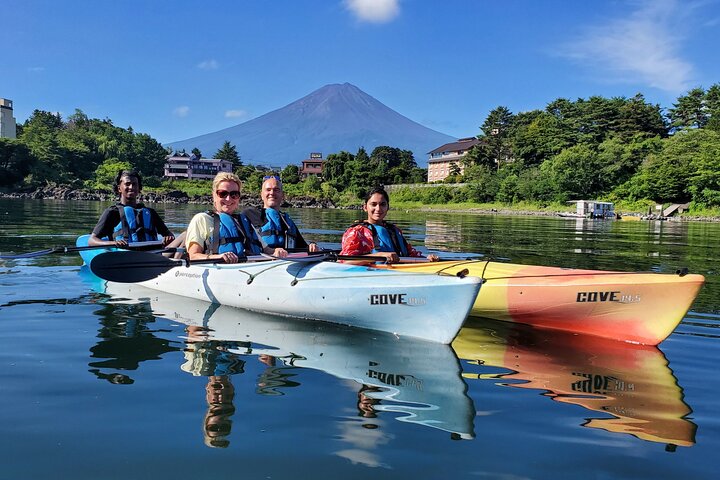 Kaffe på en kajak med Mount Fuji - Tidligt om morgenen