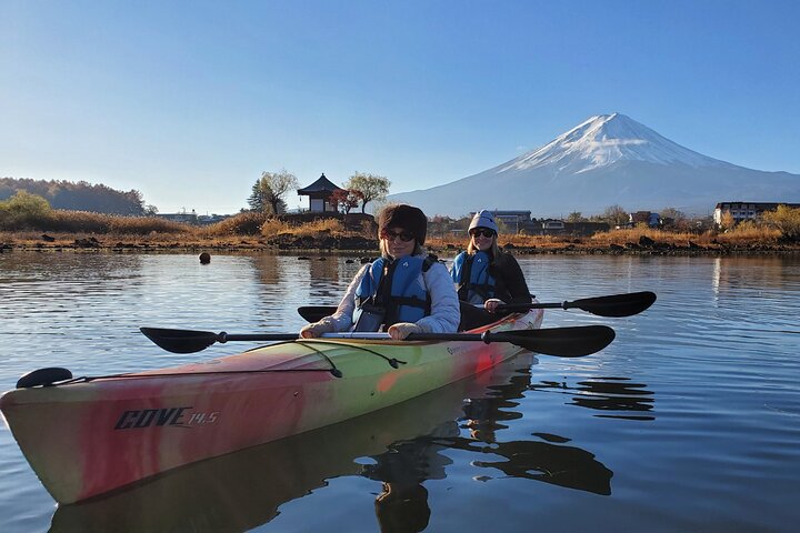 Kaffe på en kajak med Mount Fuji - Tidligt om morgenen