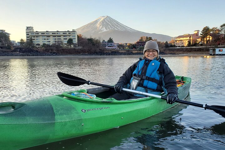 Kaffe på en kajak med Mount Fuji - Tidligt om morgenen