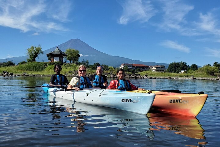 Kaffe på en kajak med Mount Fuji - Tidligt om morgenen