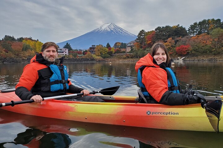 Kaffe på en kajak med Mount Fuji - Tidligt om morgenen
